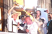 ...und die Weißbierdusche auf dem Balkon für den Moderator (Foto. Martin Schmitz)